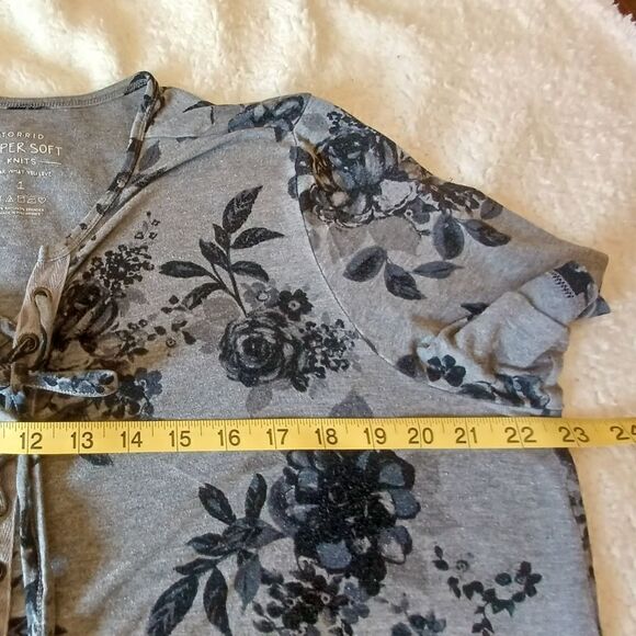 Torrid Super Soft Knit Flower print blouse - Picture 9 of 9